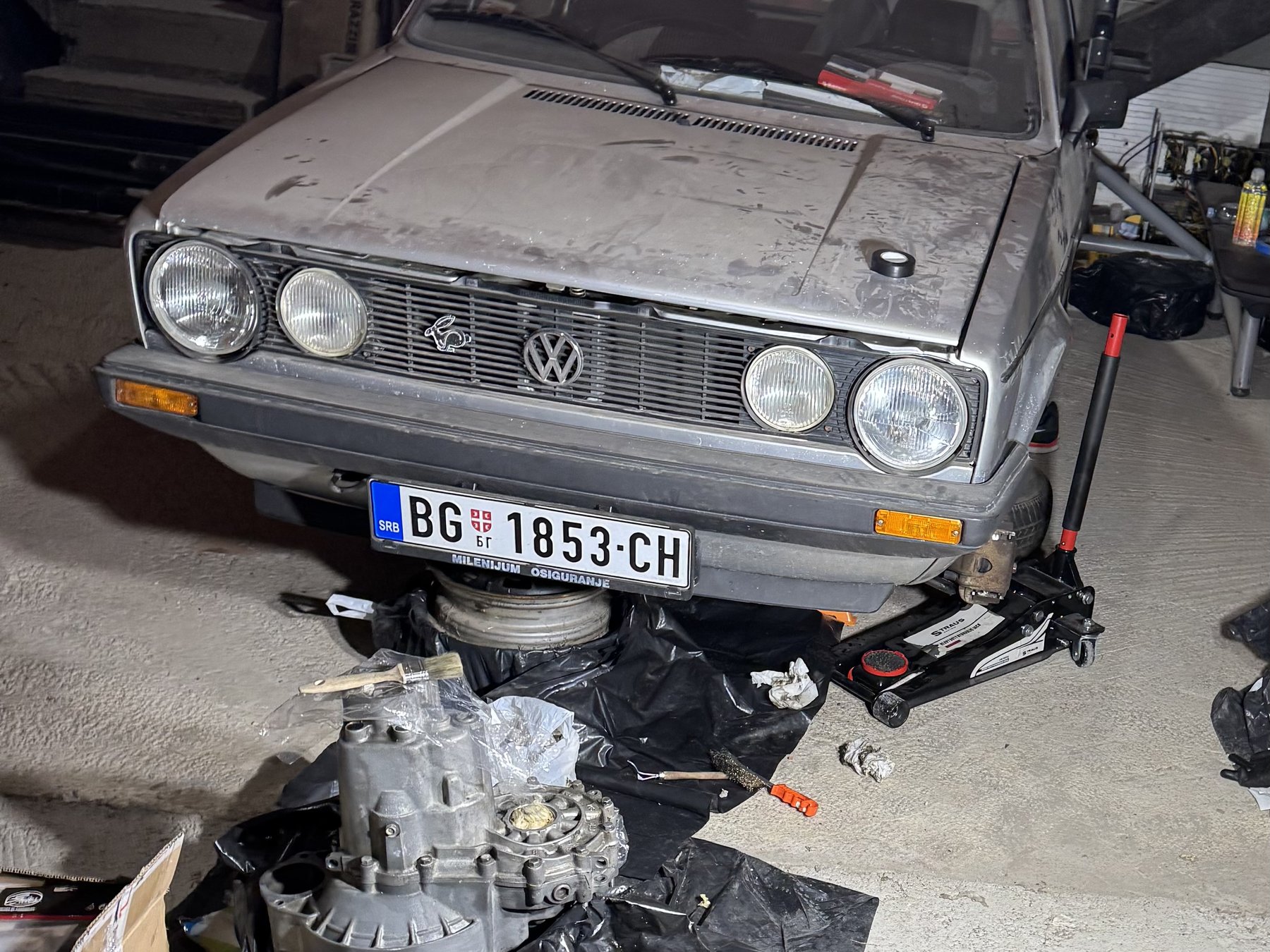 Golf Mk1 sobre caballetes con la caja de cambios desmontada en un garaje